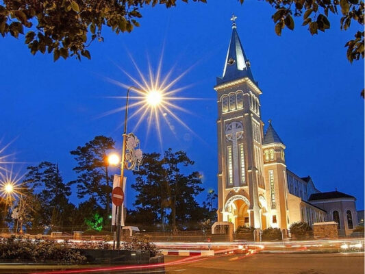 nhà thờ con gà đà lạt